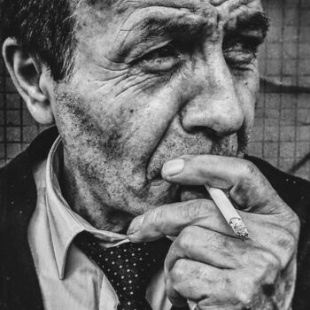 Fotografia zatytułowany „Man With Cigarette” autorstwa Ömer Erdoğan, Oryginalna praca, Fotografia cyfrowa