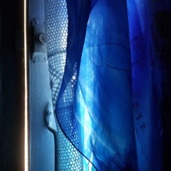 Fotografie mit dem Titel "BLUE LIGHT STRIPES" von Omsurya Sandra Inti Ruphay, Original-Kunstwerk