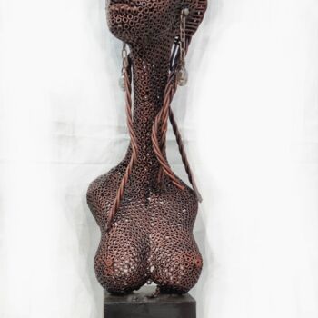 Sculptuur getiteld "Her Essence" door Oyinlola Fajobi, Origineel Kunstwerk, Metalen