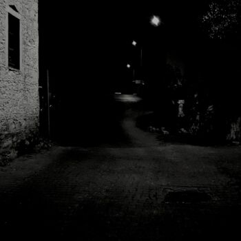 Photographie intitulée "Dark Street" par Özgür Tekin, Œuvre d'art originale, Photographie manipulée