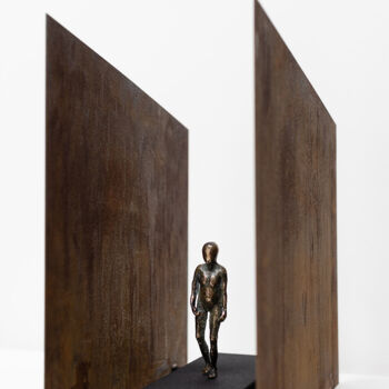 Scultura intitolato "Hombre solitario" da Pancho Porto Escultura, Opera d'arte originale, Bronzo