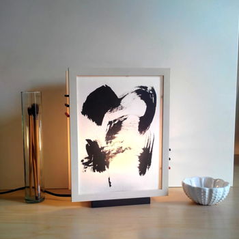 Design intitolato "Lampe Calligraphie.…" da Papiers D'Aurore, Opera d'arte originale, apparecchio