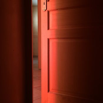 Photographie intitulée "Red light on an ope…" par Yann Delpech, Œuvre d'art originale, Photographie numérique