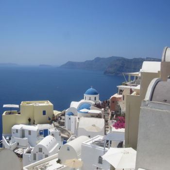 Photographie intitulée "Summer in Oia, Sant…" par Yann Delpech, Œuvre d'art originale, Photographie numérique