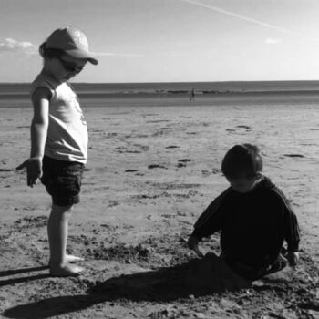 Photographie intitulée "Playing in the sand" par Pascal Carro (PKRO), Œuvre d'art originale, Photographie non manipulée