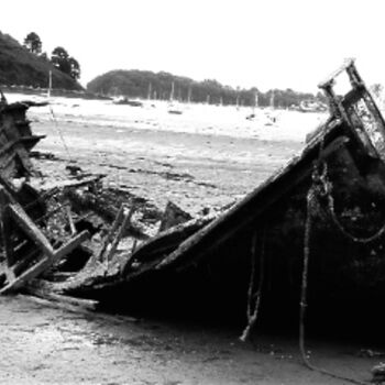 Photographie intitulée "epave bateau noir e…" par Patg, Œuvre d'art originale, Autre