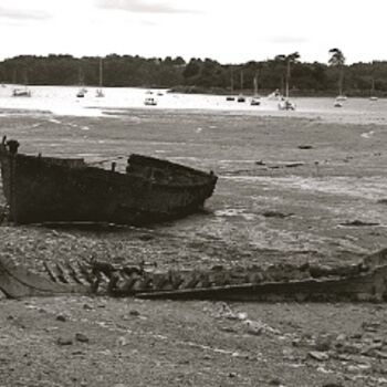 Photographie intitulée "epave bateau noir e…" par Patg, Œuvre d'art originale