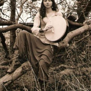 Fotografie getiteld "Playing the bodhran" door Pato Van Hecke, Origineel Kunstwerk