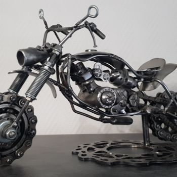 Skulptur mit dem Titel "Sculpture Moto Cust…" von Pat, Original-Kunstwerk, Metalle