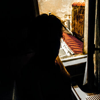Photographie intitulée "Devant la fenêtre" par Patric Mouth, Œuvre d'art originale, Photographie numérique