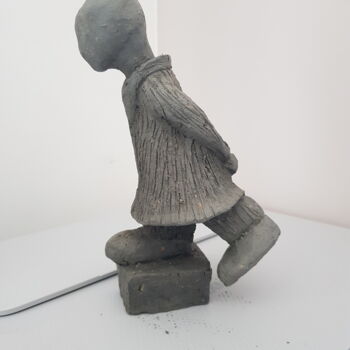 Escultura intitulada "Le promeneur" por Patrick Lameynardie, Obras de arte originais, Argila