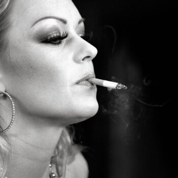 Fotografia zatytułowany „Bella Smoking” autorstwa Paul Alba, Oryginalna praca, Fotografia cyfrowa