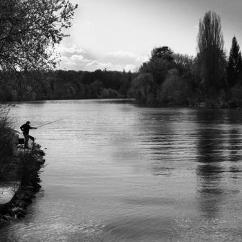 Photographie intitulée "Le pêcheur au bord…" par Paul Benichou, Œuvre d'art originale, Photographie numérique