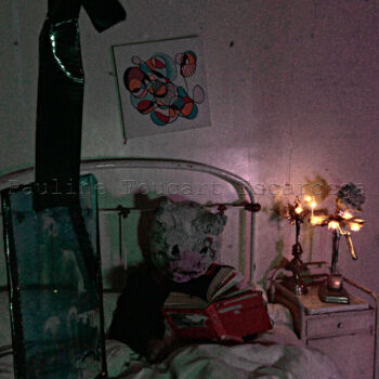 Photography titled "Petit ours relit sa…" by Pauline Foucart Escarcega, Original Artwork, Non Manipulated Photography