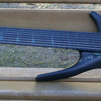 Design intitulée "guitare8-cordes-jer…" par Paulyvalent (Paul Elie), Œuvre d'art originale