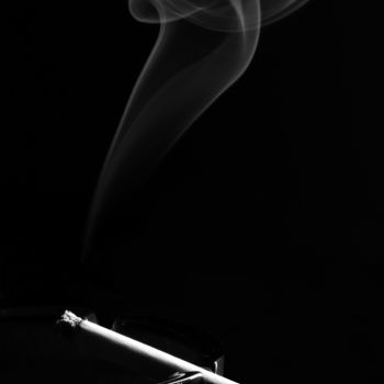 Photographie intitulée "Cigarette et cendri…" par Pierre Boillon, Œuvre d'art originale, Photographie numérique
