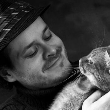 Photographie intitulée "Fabrice et son chat" par Pierre Boillon, Œuvre d'art originale, Photographie numérique