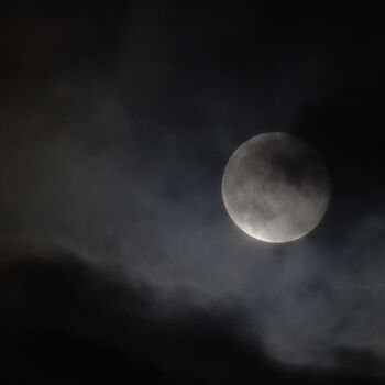Fotografía titulada "Pleine lune voilée" por Pierre Boillon, Obra de arte original, Fotografía digital