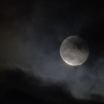 Photographie intitulée "Pleine lune voilée" par Pierre Boillon, Œuvre d'art originale, Photographie numérique