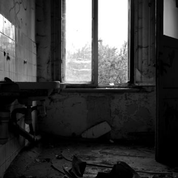Fotografie getiteld "In the sanatorium -…" door Pedro Noir, Origineel Kunstwerk, Digitale fotografie Gemonteerd op Frame voo…