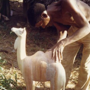 Photographie intitulée "Kenya sculpteur bois" par Pepsanegwada, Œuvre d'art originale
