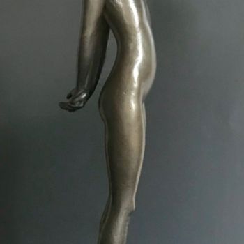 Escultura intitulada "Girl with Attitude" por Peter King, Obras de arte originais, Bronze