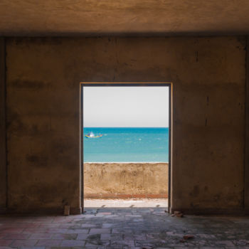 Photographie intitulée "door & sea" par Evgeniia Petrova, Œuvre d'art originale, Photographie numérique