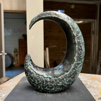 Sculptuur getiteld "Crescent" door Philipp Rukavishnikov, Origineel Kunstwerk, Bronzen