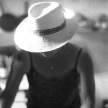 Fotografie mit dem Titel "La Femme au Chapeau…" von Philippe Berthier, Original-Kunstwerk, Digitale Fotografie