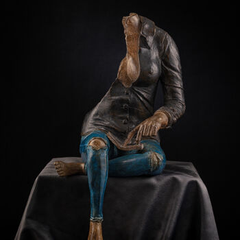 Sculpture titled "LA LISEUSE" by Philippe Crivelli, Original Artwork, Bronze