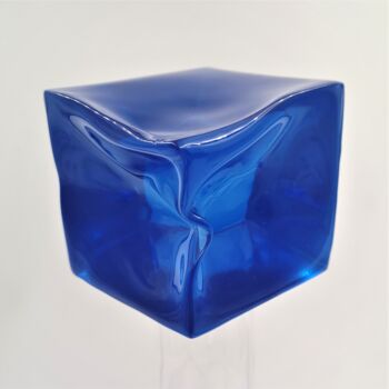 Sculptuur getiteld "Le Cube Bleu" door Philippe Rude, Origineel Kunstwerk, Hars