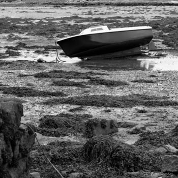 Fotografie getiteld "The beached boat" door Alain Romeas (PhotoAR), Origineel Kunstwerk, Digitale fotografie