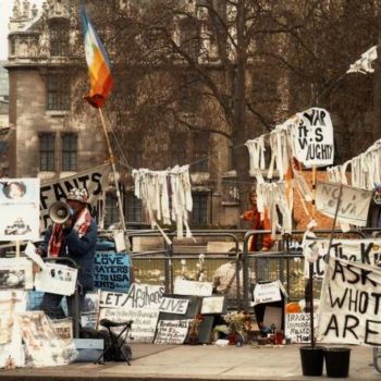 「Londres - Sitting」というタイトルの写真撮影 Josiane Karanian Boularotによって, オリジナルのアートワーク