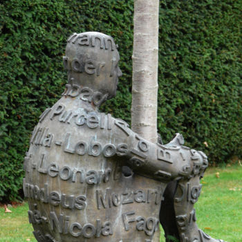 Skulptur mit dem Titel "Named man, grass an…" von Kevin C Lee, Original-Kunstwerk, Metalle