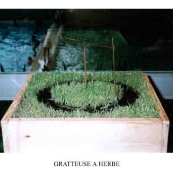 제목이 "GRATTEUSE A HERBE"인 조형물 Pierre Bourquin로, 원작