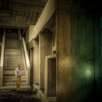 Fotografia zatytułowany „Man down the stairs” autorstwa Pierre Duquoc, Oryginalna praca, Fotografia cyfrowa