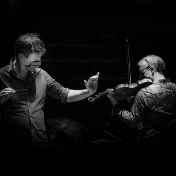 Photographie intitulée "Le violoniste" par Pierre Duquoc, Œuvre d'art originale, Photographie numérique