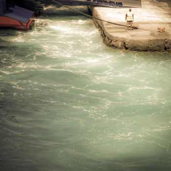 Photographie intitulée "The man and the boat" par Pierre Duquoc, Œuvre d'art originale, Photographie numérique