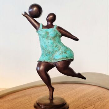 Sculpture titled "Femme au ballon" by Pierre Gimenez, Original Artwork, Bronze