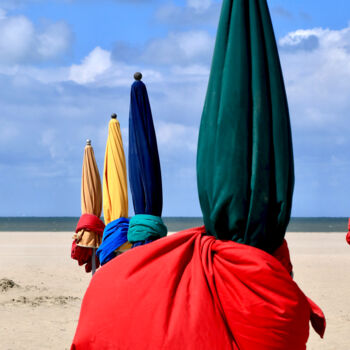 Fotografia intitolato "parasols de Deauvil…" da Pierre-Yves Rospabé, Opera d'arte originale, Fotografia digitale