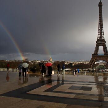 Photographie intitulée "Trocadéro, arc en c…" par Pierre-Yves Rospabé, Œuvre d'art originale, Photographie numérique