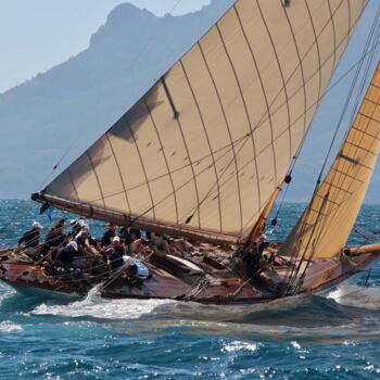 Photographie intitulée "Yacht au pied de l'…" par Pierre-Yves Rospabé, Œuvre d'art originale, Photographie numérique