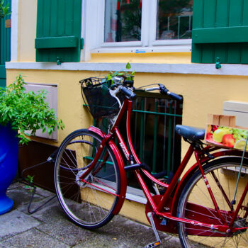 Fotografie mit dem Titel "vélo, rue Crémieux" von Pierre-Yves Rospabé, Original-Kunstwerk, Digitale Fotografie