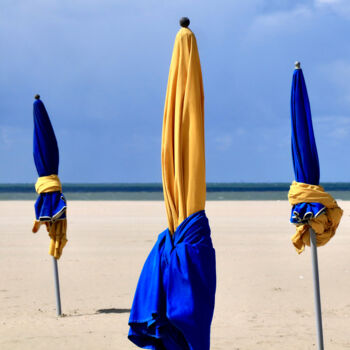 Photographie intitulée "Les parasols de Dea…" par Pierre-Yves Rospabé, Œuvre d'art originale, Photographie numérique