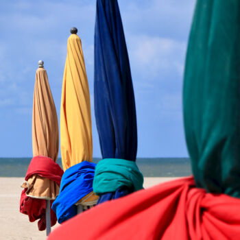 摄影 标题为“Parasols de Deauvil…” 由Pierre-Yves Rospabé, 原创艺术品, 数码摄影