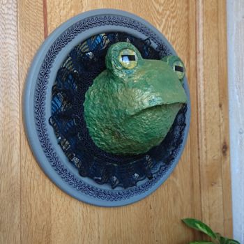 Sculptuur getiteld "LA GRENOUILLE" door Isabelle Pouvreau, Origineel Kunstwerk, Papier maché Gemonteerd op Houten paneel