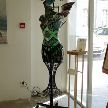 Skulptur mit dem Titel "Femm'nisciente" von Pkf Créations, Original-Kunstwerk, Kunststoff