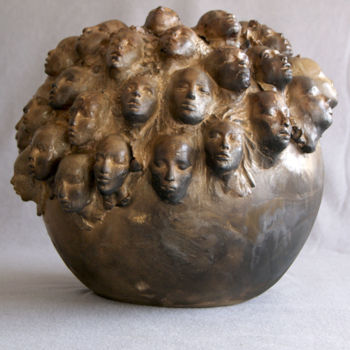 Скульптура под названием "UNITED" - Puchi, Подлинное произведение искусства, Керамика