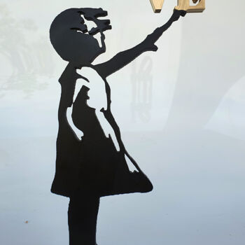 Sculpture intitulée "PYB Banksy girl LOV…" par Pyb, Œuvre d'art originale, Résine
