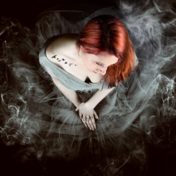 Фотография под названием "Smoking dress" - Pierre-Yves Donzé, Подлинное произведение искусства, Цифровая фотография